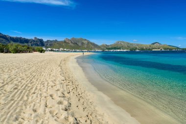 Güzel bir plaj ve sahil Mallorca, İspanya'nın de Pollenca - bağlantı noktası