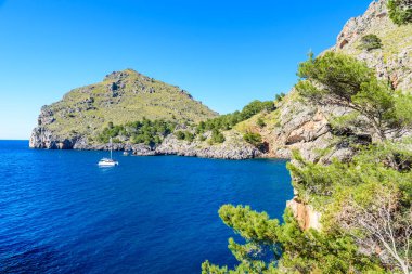 Sel de Pareis ve bağlantı noktası de Sa Calobra - güzel sahil Mallorca, İspanya