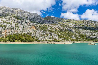 Gorg Blau göl Mallorca - beautiufl mavi lagün üzerinde
