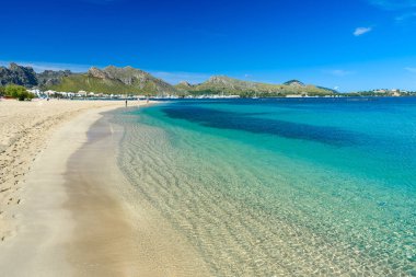 Güzel bir plaj ve sahil Mallorca, İspanya'nın de Pollenca - bağlantı noktası