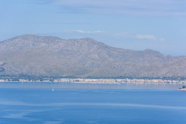 Güzel bir plaj ve sahil Mallorca, İspanya'nın de Pollenca - bağlantı noktası