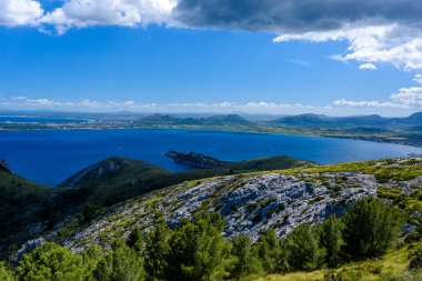 Güzel sahil Pollenca ve Alcudia, Mallorca - İspanya