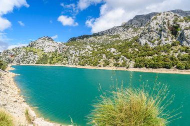 Gorg Blau göl Mallorca - beautiufl mavi lagün üzerinde