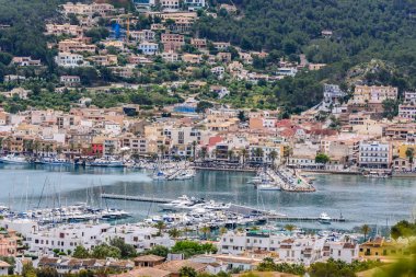 Bağlantı noktası d'Andratx, Mallorca - Bay güzel sahil ile eski köy