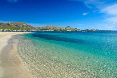 Güzel bir plaj ve sahil Mallorca, İspanya'nın de Pollenca - bağlantı noktası