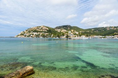 Bağlantı noktası d'Andratx, Mallorca - Bay güzel sahil ile eski köy