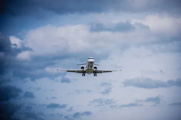 Avión Volando Con Nubes Fondo — Foto de Stock