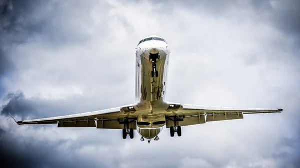 Flugzeug Fliegt Mit Wolken Hintergrund — Stockfoto