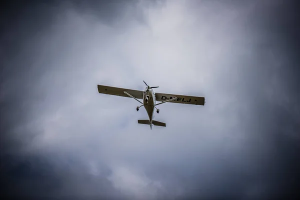 Flyvemaskine Flyver Med Skyer Baggrunden - Stock-foto