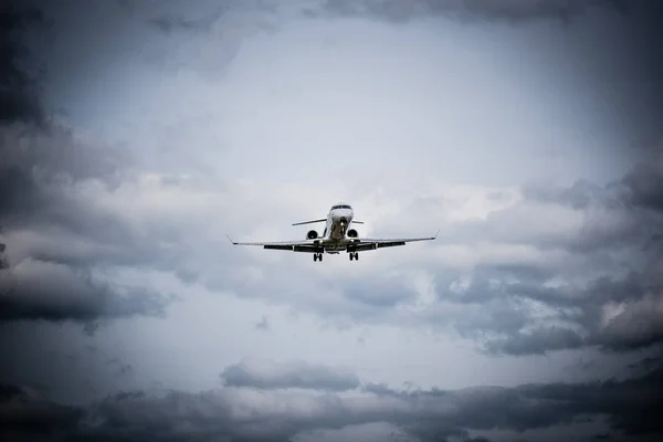 Flugzeug Fliegt Mit Wolken Hintergrund — Stockfoto