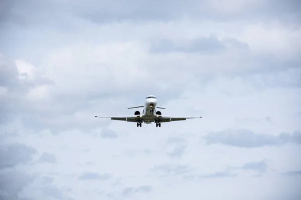 Flugzeug Fliegt Mit Wolken Hintergrund — Stockfoto