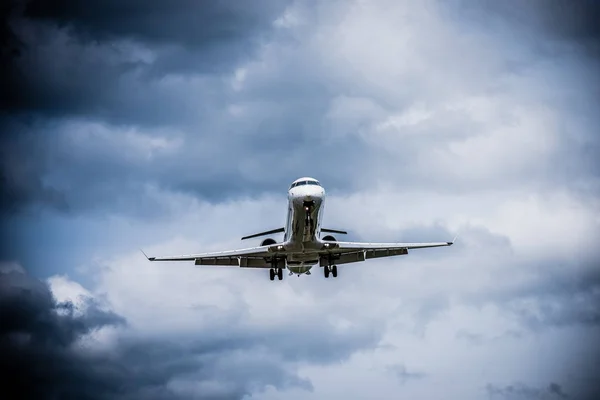 Flugzeug Fliegt Mit Wolken Hintergrund — Stockfoto