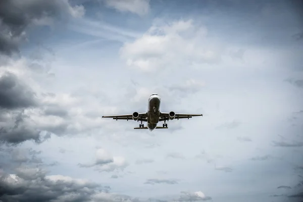 Flugzeug Fliegt Mit Wolken Hintergrund — Stockfoto