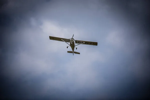 Airplane Flying Clouds Background — Stock Photo, Image