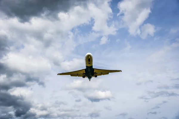 Flugzeug Fliegt Mit Wolken Hintergrund — Stockfoto