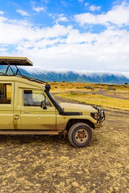 Magadi Gölü 'ndeki Ngorongoro Krateri Ulusal Parkı' ndaki Safari Car. Afrika Savannah 'da Safari Turları. Tanzanya 'daki güzel manzara, Afrika