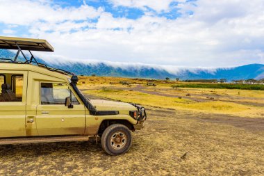 Magadi Gölü 'ndeki Ngorongoro Krateri Ulusal Parkı' ndaki Safari Car. Afrika Savannah 'da Safari Turları. Tanzanya 'daki güzel manzara, Afrika