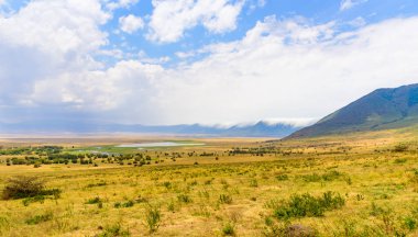 Magadi Gölü 'ndeki Ngorongoro Krateri Ulusal Parkı' nın panoraması. Afrika Savannah 'da Safari Turları. Tanzanya, Afrika 'daki güzel manzara