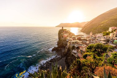 Vernazza - İtalya kıyılarındaki Cinque Terre Ulusal Parkı Köyü. Gün batımında güzel renkler. La Spezia ili, Liguria, İtalya 'nın kuzeyinde - Avrupa' da seyahat ve eğlence merkezi.