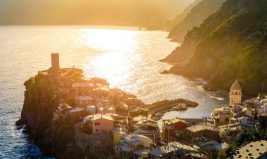 Vernazza - İtalya kıyılarındaki Cinque Terre Ulusal Parkı Köyü. Gün batımında güzel renkler. La Spezia ili, Liguria, İtalya 'nın kuzeyinde - Avrupa' da seyahat ve eğlence merkezi.