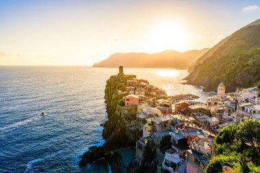 Vernazza - İtalya kıyılarındaki Cinque Terre Ulusal Parkı Köyü. Gün batımında güzel renkler. La Spezia ili, Liguria, İtalya 'nın kuzeyinde - Avrupa' da seyahat ve eğlence merkezi.
