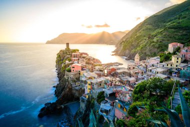 Vernazza - İtalya kıyılarındaki Cinque Terre Ulusal Parkı Köyü. Gün batımında güzel renkler. La Spezia ili, Liguria, İtalya 'nın kuzeyinde - Avrupa' da seyahat ve eğlence merkezi.