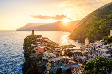 Vernazza - İtalya kıyılarındaki Cinque Terre Ulusal Parkı Köyü. Gün batımında güzel renkler. La Spezia ili, Liguria, İtalya 'nın kuzeyinde - Avrupa' da seyahat ve eğlence merkezi.