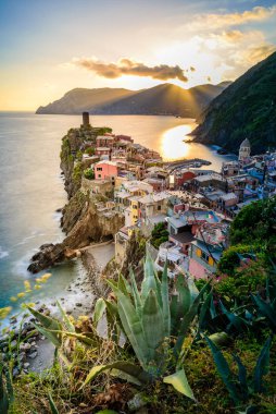 Vernazza - İtalya kıyılarındaki Cinque Terre Ulusal Parkı Köyü. Gün batımında güzel renkler. La Spezia ili, Liguria, İtalya 'nın kuzeyinde - Avrupa' da seyahat ve eğlence merkezi.
