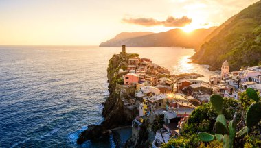 Vernazza - İtalya kıyılarındaki Cinque Terre Ulusal Parkı Köyü. Gün batımında güzel renkler. La Spezia ili, Liguria, İtalya 'nın kuzeyinde - Avrupa' da seyahat ve eğlence merkezi.