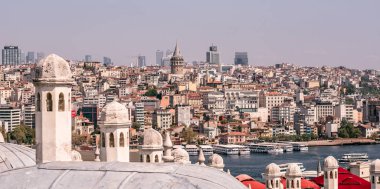 Altın Boynuz 'daki İstanbul şehri. Türkiye 'nin Karaköy ilçesinde Galata kulesi olan eski kentin panoraması. Avrupa 'da Turistik Hedef.