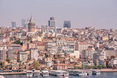 Altın Boynuz 'daki İstanbul şehri. Türkiye 'nin Karaköy ilçesinde Galata kulesi olan eski kentin panoraması. Avrupa 'da Turistik Hedef.