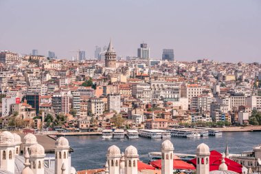 Altın Boynuz 'daki İstanbul şehri. Türkiye 'nin Karaköy ilçesinde Galata kulesi olan eski kentin panoraması. Avrupa 'da Turistik Hedef.