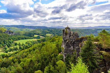 İsviçre Saksonya 'daki Bastei Kayaları, Neurathen Kalesi' nin kalıntıları, Sakson İsviçre, Almanya ve Avrupa 'daki Elbe Kum Taşı Dağları' nın çevresindeki güzel manzara..