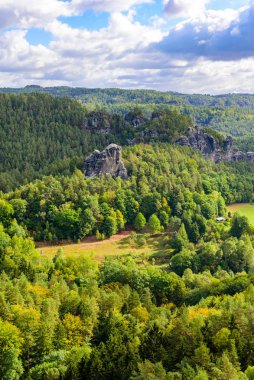 İsviçre Saksonya 'daki Bastei Kayaları, Neurathen Kalesi' nin kalıntıları, Sakson İsviçre, Almanya ve Avrupa 'daki Elbe Kum Taşı Dağları' nın çevresindeki güzel manzara..