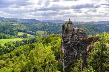 İsviçre Saksonya 'daki Bastei Kayaları, Neurathen Kalesi' nin kalıntıları, Sakson İsviçre, Almanya ve Avrupa 'daki Elbe Kum Taşı Dağları' nın çevresindeki güzel manzara..
