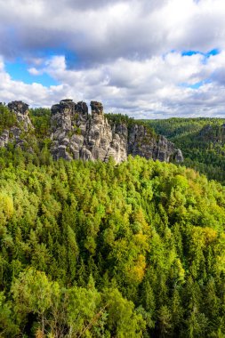 İsviçre Saksonya 'daki Bastei Kayaları, Neurathen Kalesi' nin kalıntıları, Sakson İsviçre, Almanya ve Avrupa 'daki Elbe Kum Taşı Dağları' nın çevresindeki güzel manzara..