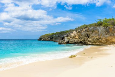 Küçük Knip plajı. Cennet kumsalı. Mavi gökyüzü ve kristal berrak mavi su. Hollanda, Curacao 'da.