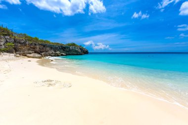 Küçük Knip plajı. Cennet kumsalı. Mavi gökyüzü ve kristal berrak mavi su. Hollanda, Curacao 'da.