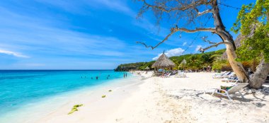 Cas Abao plajı - cennet kumsalı, mavi gökyüzü ve kristal berrak mavi su ile Curacao, Hollanda Antilleri, bir Karayip tropik adası.