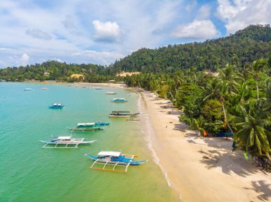 Cennet adasındaki Port Barton Sahili 'nin havadan görünüşü, tropikal seyahat noktası - Barton Limanı, San Vicente, Palawan, Filipinler.