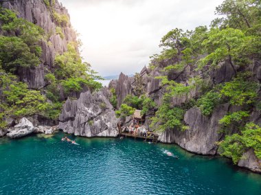 Cennet adası, Coron, Palawan, Filipinler 'deki Barracuda Gölü' nün havadan görünüşü - tropikal seyahat noktası