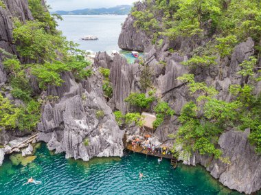 Cennet adası, Coron, Palawan, Filipinler 'deki Barracuda Gölü' nün havadan görünüşü - tropikal seyahat noktası