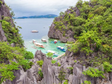 Cennet adası, Coron, Palawan, Filipinler 'deki Barracuda Gölü' nün havadan görünüşü - tropikal seyahat noktası