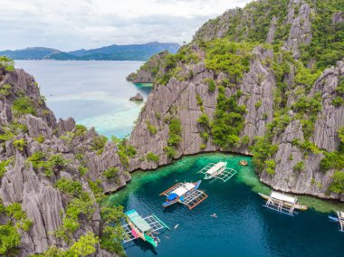 Keskin kireçtaşı kayaları, tropikal seyahat rotası Coron, Palawan, Filipinler olan Cennet Adası 'ndaki İkiz Göl manzarası.