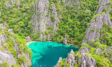 Keskin kireçtaşı kayaları, tropikal seyahat rotası Coron, Palawan, Filipinler olan Cennet Adası 'ndaki İkiz Göl manzarası.