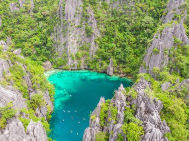 Keskin kireçtaşı kayaları, tropikal seyahat rotası Coron, Palawan, Filipinler olan Cennet Adası 'ndaki İkiz Göl manzarası.