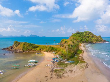 Cennet adasındaki Nacpan Sahili 'nin havadan görünüşü, tropikal seyahat noktası, El Nido, Palawan, Filipinler