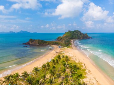 Cennet adasındaki Nacpan Sahili 'nin havadan görünüşü, tropikal seyahat noktası, El Nido, Palawan, Filipinler