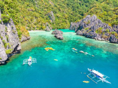 Cennet Cadlao adasındaki Ubugon Koyu 'nun keskin kireçtaşı kayaları, tropikal seyahat yeri El Nido, Palawan, Filipinler.