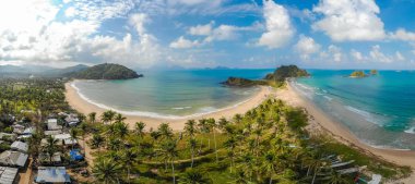 Cennet adasındaki Nacpan Sahili 'nin havadan görünüşü, tropikal seyahat noktası, El Nido, Palawan, Filipinler